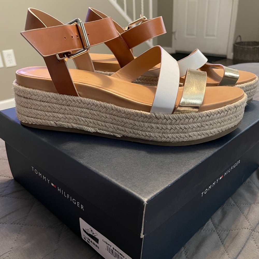 Tommy Hilfiger Women's Marri Flatform Sandals Size 8M in Tan/White/Gold